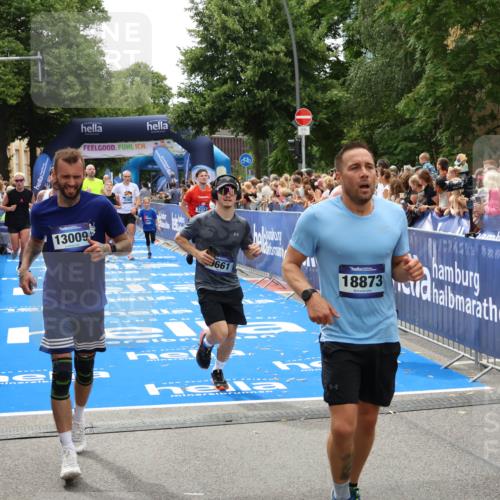 29.06.2025 - hella hamburg halbmarathon Zöllner http://msf.ph/oto/8207102 29.06.2025 10:49:01 Ziel 1381, 1452, 2260, 3213, 3985, 7067, 7297, 8821, 8889, 9661, 9695, 12534, 13009, 13183, 13688, 13976, 18873 meine-sportfotos.de