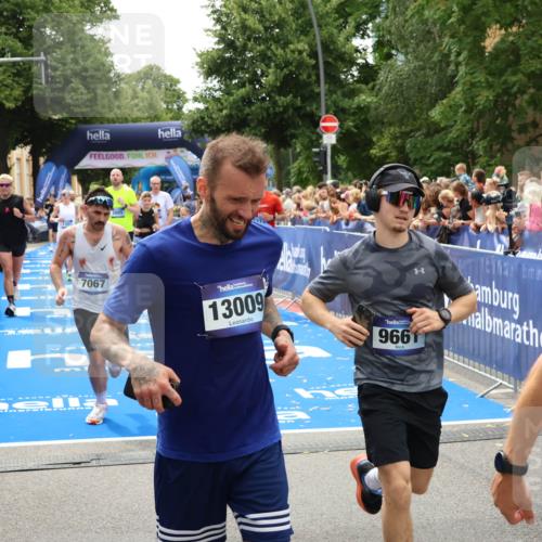 29.06.2025 - hella hamburg halbmarathon Zöllner http://msf.ph/oto/8207144 29.06.2025 10:49:02 Ziel 1381, 1452, 2260, 3213, 3985, 7067, 7297, 8302, 8821, 8889, 9661, 9695, 12534, 13183, 13688, 13976, 17632 meine-sportfotos.de