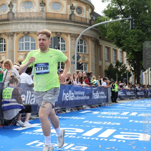 29.06.2025 - hella hamburg halbmarathon Strokosch-Dieckow http://msf.ph/oto/8207152 29.06.2025 10:18:12 Ziel 17786 meine-sportfotos.de