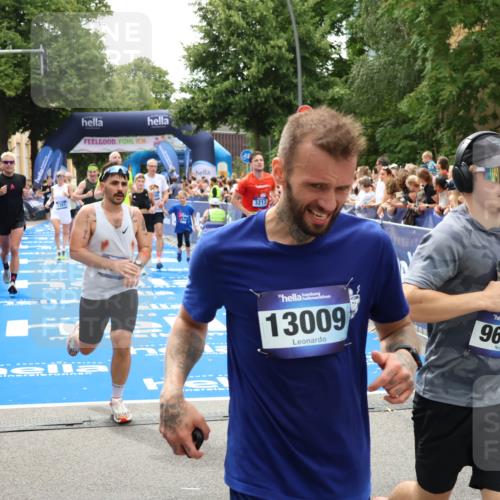 29.06.2025 - hella hamburg halbmarathon Zöllner http://msf.ph/oto/8207161 29.06.2025 10:49:02 Ziel 1381, 1452, 2260, 3213, 3985, 7067, 7297, 8302, 8821, 8889, 9661, 9695, 12534, 13183, 13688, 13976, 17632 meine-sportfotos.de