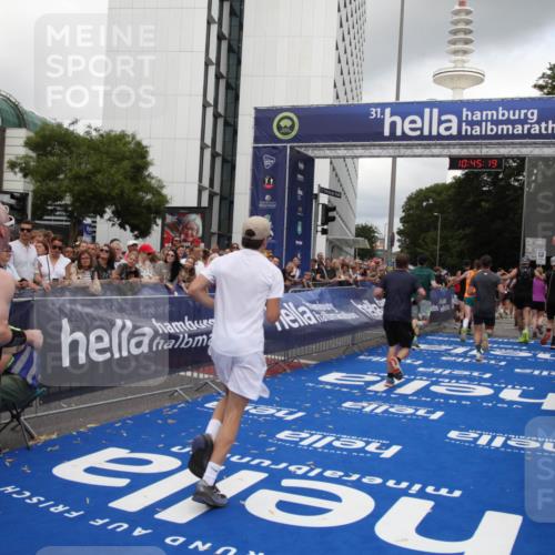 29.06.2025 - hella hamburg halbmarathon Michael Strokosch http://msf.ph/oto/8207168 29.06.2025 10:45:18 Ziel 2188, 6054, 6375, 6575, 6819, 7087, 9302, 10064, 12783, 15563, 15636, 15651, 15741, 15760, 16513, 16685, 17120, 17960, 18346, 18718 meine-sportfotos.de