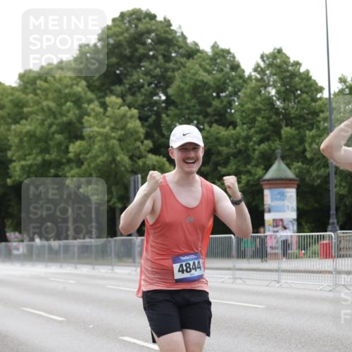 29.06.2025 - hella hamburg halbmarathon Jannik Wohlers http://msf.ph/oto/8207175 29.06.2025 10:26:06 Lombardsbrücke 1300, 2643, 4267, 4268, 4315, 4844, 6905, 7929, 8079, 8357, 8942, 11270, 12126, 13264, 14930, 15807, 17712, 18087 meine-sportfotos.de