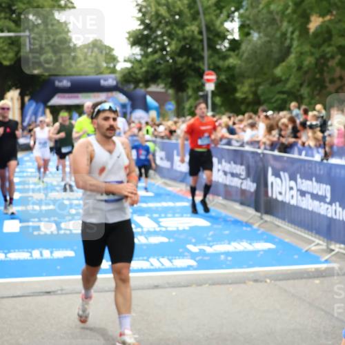 29.06.2025 - hella hamburg halbmarathon Zöllner http://msf.ph/oto/8207194 29.06.2025 10:49:03 Ziel 1381, 1452, 2260, 3213, 3985, 7067, 7297, 8302, 8821, 8889, 9695, 12534, 13183, 13614, 13688, 16627, 17632 meine-sportfotos.de