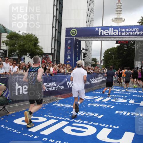 29.06.2025 - hella hamburg halbmarathon Michael Strokosch http://msf.ph/oto/8207206 29.06.2025 10:45:19 Ziel 2188, 6054, 6375, 6575, 6819, 7087, 10064, 12783, 15563, 15636, 15651, 15741, 15760, 16513, 17120, 17960, 18346, 18718 meine-sportfotos.de