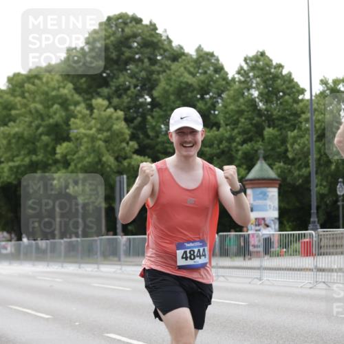 29.06.2025 - hella hamburg halbmarathon Jannik Wohlers http://msf.ph/oto/8207216 29.06.2025 10:26:07 Lombardsbrücke 1300, 2643, 4267, 4844, 6905, 7929, 8079, 8357, 8942, 11270, 12126, 13264, 14930, 15807, 17675, 17712, 18087 meine-sportfotos.de