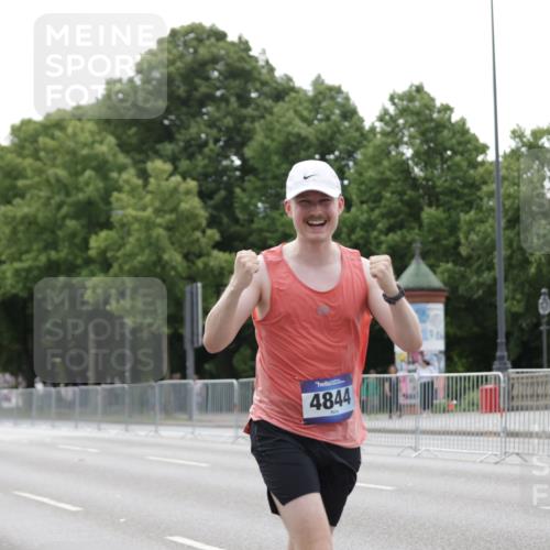 29.06.2025 - hella hamburg halbmarathon Jannik Wohlers http://msf.ph/oto/8207230 29.06.2025 10:26:07 Lombardsbrücke 1300, 2643, 4267, 4844, 6905, 7929, 8079, 8357, 8942, 11270, 12126, 13264, 14930, 15807, 17675, 17712, 18087 meine-sportfotos.de