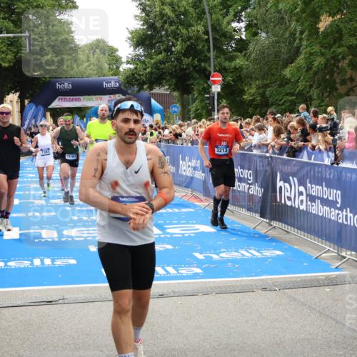29.06.2025 - hella hamburg halbmarathon Zöllner http://msf.ph/oto/8207242 29.06.2025 10:49:03 Ziel 1381, 1452, 2260, 3213, 3985, 7067, 7297, 8302, 8821, 8889, 9695, 12534, 13183, 13614, 13688, 16627, 17632 meine-sportfotos.de