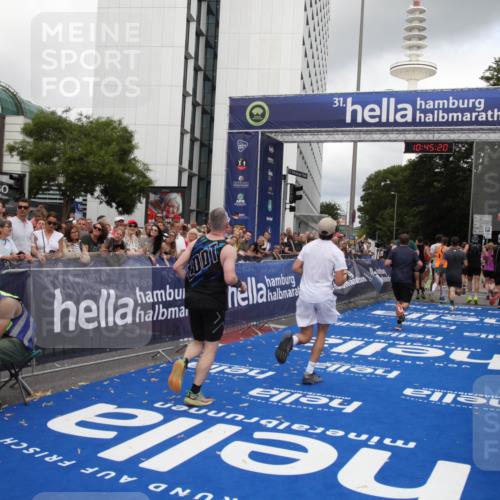 29.06.2025 - hella hamburg halbmarathon Michael Strokosch http://msf.ph/oto/8207243 29.06.2025 10:45:19 Ziel 2188, 6054, 6375, 6575, 6819, 7087, 10064, 12783, 15563, 15636, 15651, 15741, 15760, 16513, 17120, 17960, 18346, 18718 meine-sportfotos.de
