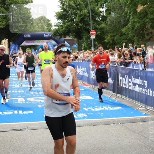 29.06.2025 - hella hamburg halbmarathon Zöllner http://msf.ph/oto/8207253 29.06.2025 10:49:04 Ziel 1381, 1452, 2260, 3213, 3985, 4847, 4890, 7297, 8302, 8821, 8889, 9695, 12534, 13183, 13614, 13688, 16627, 17632 meine-sportfotos.de
