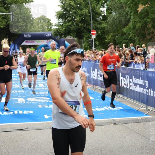 29.06.2025 - hella hamburg halbmarathon Zöllner http://msf.ph/oto/8207265 29.06.2025 10:49:04 Ziel 1381, 1452, 2260, 3213, 3985, 4847, 4890, 7297, 8302, 8821, 8889, 9695, 12534, 13183, 13614, 13688, 16627, 17632 meine-sportfotos.de
