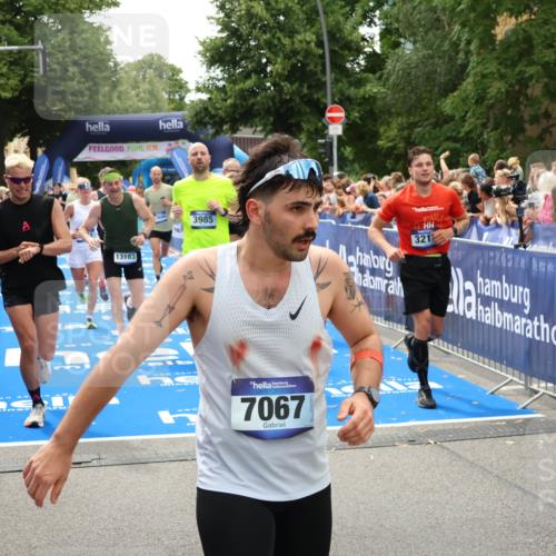 29.06.2025 - hella hamburg halbmarathon Zöllner http://msf.ph/oto/8207275 29.06.2025 10:49:04 Ziel 1381, 1452, 2260, 3213, 3985, 4847, 4890, 7297, 8302, 8821, 8889, 9695, 12534, 13183, 13614, 13688, 16627, 17632 meine-sportfotos.de