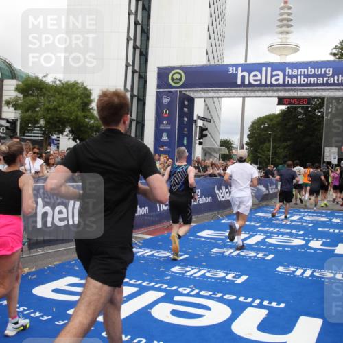 29.06.2025 - hella hamburg halbmarathon Michael Strokosch http://msf.ph/oto/8207283 29.06.2025 10:45:19 Ziel 2188, 6054, 6375, 6575, 6819, 7087, 10064, 12783, 15563, 15636, 15651, 15741, 15760, 16513, 17120, 17960, 18346, 18718 meine-sportfotos.de