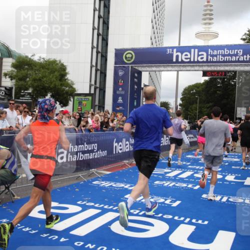 29.06.2025 - hella hamburg halbmarathon Michael Strokosch http://msf.ph/oto/8207306 29.06.2025 10:45:22 Ziel 2188, 2367, 2470, 3186, 5706, 6054, 6375, 9105, 10064, 11469, 12783, 15563, 15636, 15741, 15760, 16513, 17499 meine-sportfotos.de