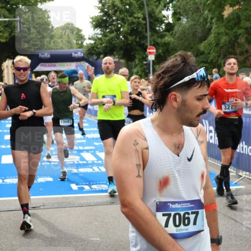 29.06.2025 - hella hamburg halbmarathon Zöllner http://msf.ph/oto/8207309 29.06.2025 10:49:05 Ziel 1381, 1452, 2260, 3213, 3985, 4847, 4890, 7297, 8302, 8821, 8889, 9695, 12534, 13183, 13614, 13688, 16627, 17632 meine-sportfotos.de