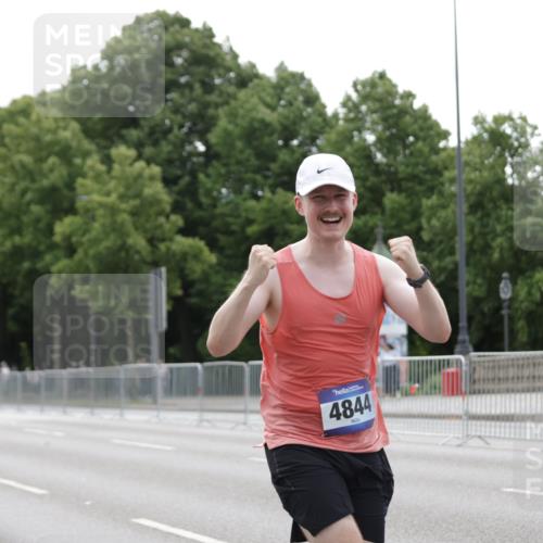 29.06.2025 - hella hamburg halbmarathon Jannik Wohlers http://msf.ph/oto/8207310 29.06.2025 10:26:07 Lombardsbrücke 1300, 2643, 4267, 4844, 6905, 7929, 8079, 8357, 8942, 11270, 12126, 13264, 14930, 15807, 17675, 17712, 18087 meine-sportfotos.de
