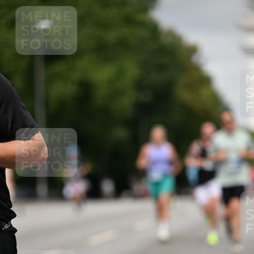 29.06.2025 - hella hamburg halbmarathon Dr. Thomas Lammeyer http://msf.ph/oto/8207316 29.06.2025 10:12:08 Kennedybrücke 1079, 1173, 1427, 2032, 3328, 3922, 4228, 4864, 5347, 6100, 7019, 7476, 9071, 9338 meine-sportfotos.de