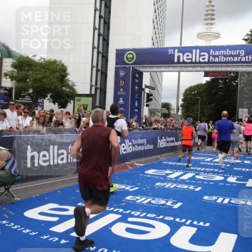 29.06.2025 - hella hamburg halbmarathon Michael Strokosch http://msf.ph/oto/8207325 29.06.2025 10:45:23 Ziel 2188, 2367, 2470, 3186, 5706, 6054, 9105, 10064, 11469, 12783, 15563, 15636, 15741, 15760, 16513, 17499 meine-sportfotos.de