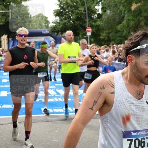29.06.2025 - hella hamburg halbmarathon Zöllner http://msf.ph/oto/8207329 29.06.2025 10:49:05 Ziel 1381, 1452, 2260, 3213, 3985, 4847, 4890, 7297, 8302, 8821, 8889, 9695, 12534, 13183, 13614, 13688, 16627, 17632 meine-sportfotos.de