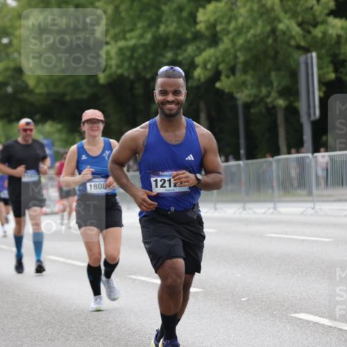 29.06.2025 - hella hamburg halbmarathon Jannik Wohlers http://msf.ph/oto/8207332 29.06.2025 10:26:08 Lombardsbrücke 1300, 2643, 4844, 6905, 7929, 8079, 8357, 8942, 11270, 12126, 13264, 14930, 15807, 16788, 17300, 17675, 17712, 18087 meine-sportfotos.de