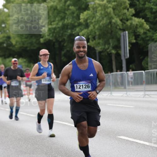 29.06.2025 - hella hamburg halbmarathon Jannik Wohlers http://msf.ph/oto/8207358 29.06.2025 10:26:08 Lombardsbrücke 1300, 2643, 4844, 6905, 7929, 8079, 8357, 8942, 11270, 12126, 13264, 14930, 15807, 16788, 17300, 17675, 17712, 18087 meine-sportfotos.de