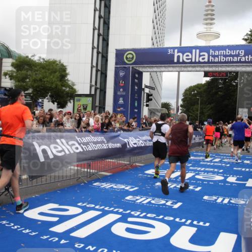 29.06.2025 - hella hamburg halbmarathon Michael Strokosch http://msf.ph/oto/8207378 29.06.2025 10:45:24 Ziel 1697, 2188, 2367, 2470, 3186, 5706, 9105, 10064, 11469, 12783, 14703, 15563, 15636, 15741, 15760, 16513, 17499 meine-sportfotos.de