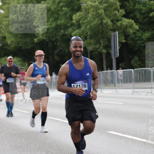 29.06.2025 - hella hamburg halbmarathon Jannik Wohlers http://msf.ph/oto/8207385 29.06.2025 10:26:08 Lombardsbrücke 1300, 2643, 4844, 6905, 7929, 8079, 8357, 8942, 11270, 12126, 13264, 14930, 15807, 16788, 17300, 17675, 17712, 18087 meine-sportfotos.de