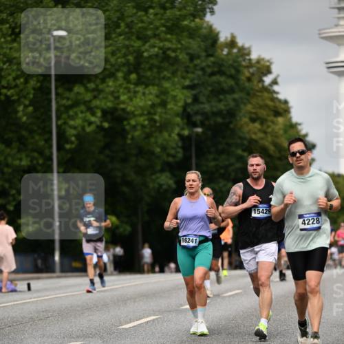 29.06.2025 - hella hamburg halbmarathon Dr. Thomas Lammeyer http://msf.ph/oto/8207416 29.06.2025 10:12:09 Kennedybrücke 1079, 1173, 1427, 2032, 3328, 3922, 4228, 4864, 5347, 6100, 7019, 7476, 9071, 9338 meine-sportfotos.de