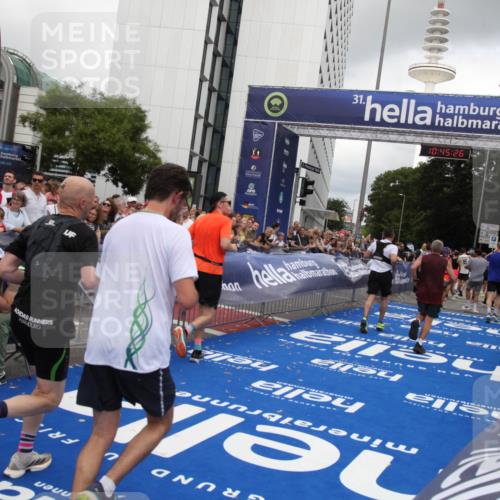 29.06.2025 - hella hamburg halbmarathon Michael Strokosch http://msf.ph/oto/8207444 29.06.2025 10:45:25 Ziel 1697, 2188, 2367, 2470, 3186, 5706, 9105, 10064, 11469, 14703, 15563, 15741, 17499, 18407 meine-sportfotos.de