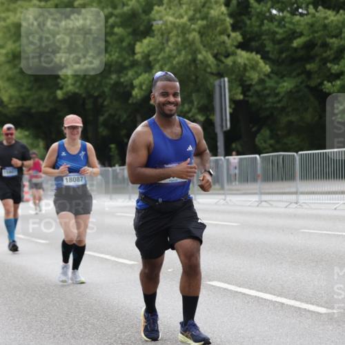 29.06.2025 - hella hamburg halbmarathon Jannik Wohlers http://msf.ph/oto/8207445 29.06.2025 10:26:08 Lombardsbrücke 1300, 2643, 4844, 6905, 7929, 8079, 8357, 8942, 11270, 12126, 13264, 14930, 15807, 16788, 17300, 17675, 17712, 18087 meine-sportfotos.de