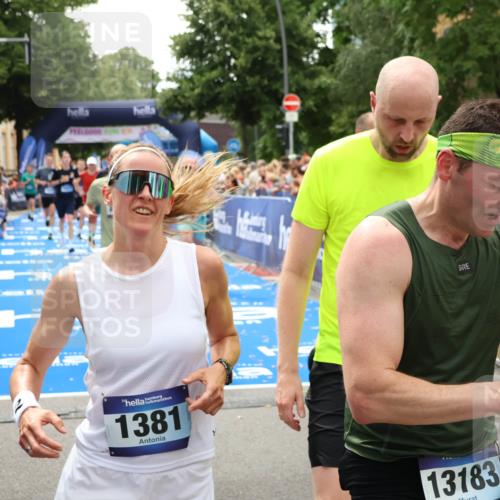 29.06.2025 - hella hamburg halbmarathon Zöllner http://msf.ph/oto/8207456 29.06.2025 10:49:08 Ziel 4832, 4847, 4890, 6389, 7297, 8302, 8821, 9695, 13614, 13688, 16627, 17173, 17632, 18598 meine-sportfotos.de