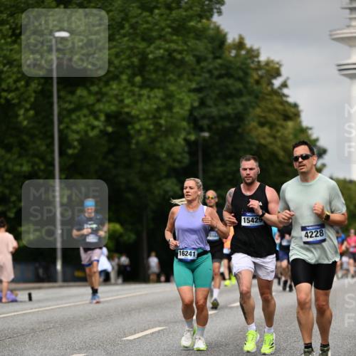 29.06.2025 - hella hamburg halbmarathon Dr. Thomas Lammeyer http://msf.ph/oto/8207463 29.06.2025 10:12:09 Kennedybrücke 1079, 1173, 1427, 2032, 3328, 3922, 4228, 4864, 5347, 6100, 7019, 7476, 9071, 9338 meine-sportfotos.de
