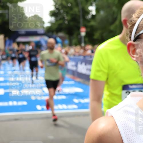 29.06.2025 - hella hamburg halbmarathon Zöllner http://msf.ph/oto/8207483 29.06.2025 10:49:08 Ziel 4832, 4847, 4890, 6389, 7297, 8302, 8821, 9695, 13614, 13688, 16627, 17173, 17632, 18598 meine-sportfotos.de