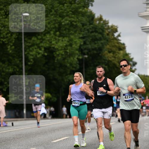 29.06.2025 - hella hamburg halbmarathon Dr. Thomas Lammeyer http://msf.ph/oto/8207484 29.06.2025 10:12:09 Kennedybrücke 1079, 1173, 1427, 2032, 3328, 3922, 4228, 4864, 5347, 6100, 7019, 7476, 9071, 9338 meine-sportfotos.de