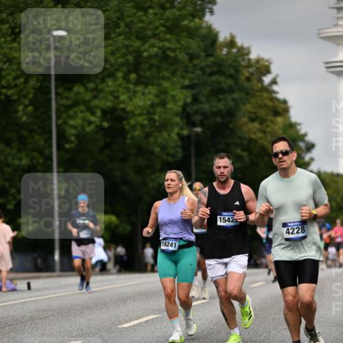 29.06.2025 - hella hamburg halbmarathon Dr. Thomas Lammeyer http://msf.ph/oto/8207512 29.06.2025 10:12:10 Kennedybrücke 1079, 1173, 1427, 2032, 3328, 3922, 4228, 4864, 5347, 6100, 7019, 7476, 9071, 9338 meine-sportfotos.de
