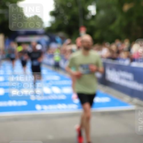 29.06.2025 - hella hamburg halbmarathon Zöllner http://msf.ph/oto/8207517 29.06.2025 10:49:09 Ziel 4832, 4847, 4890, 6389, 7297, 8302, 8821, 10184, 13614, 16414, 16627, 17173, 17632, 18598, 18842 meine-sportfotos.de
