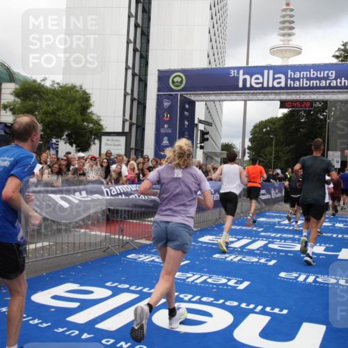 29.06.2025 - hella hamburg halbmarathon Michael Strokosch http://msf.ph/oto/8207529 29.06.2025 10:45:27 Ziel 1697, 2367, 2470, 3186, 5706, 9105, 11469, 12277, 12643, 14703, 17499, 18407, 18638 meine-sportfotos.de