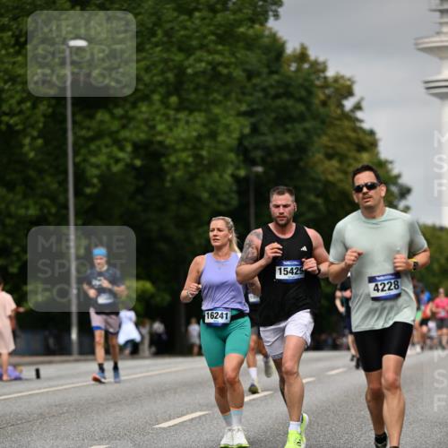 29.06.2025 - hella hamburg halbmarathon Dr. Thomas Lammeyer http://msf.ph/oto/8207535 29.06.2025 10:12:10 Kennedybrücke 1079, 1173, 1427, 2032, 3328, 3922, 4228, 4864, 5347, 6100, 7019, 7476, 9071, 9338 meine-sportfotos.de