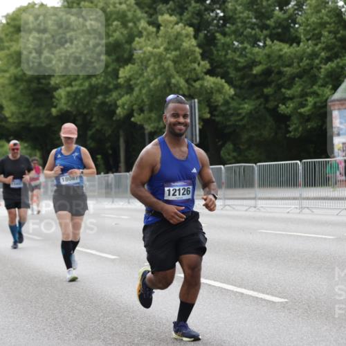 29.06.2025 - hella hamburg halbmarathon Jannik Wohlers http://msf.ph/oto/8207536 29.06.2025 10:26:08 Lombardsbrücke 1300, 2643, 4844, 6905, 7929, 8079, 8357, 8942, 11270, 12126, 13264, 14930, 15807, 16788, 17300, 17675, 17712, 18087 meine-sportfotos.de