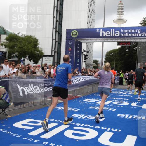 29.06.2025 - hella hamburg halbmarathon Michael Strokosch http://msf.ph/oto/8207546 29.06.2025 10:45:28 Ziel 1697, 2367, 2470, 3186, 5706, 9105, 11469, 12277, 12643, 14703, 17499, 18407, 18638 meine-sportfotos.de