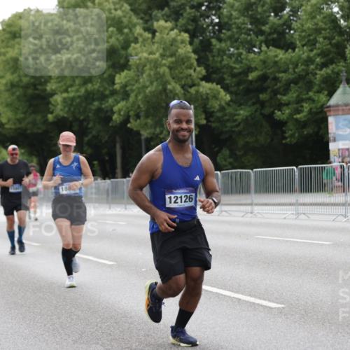 29.06.2025 - hella hamburg halbmarathon Jannik Wohlers http://msf.ph/oto/8207564 29.06.2025 10:26:08 Lombardsbrücke 1300, 2643, 4844, 6905, 7929, 8079, 8357, 8942, 11270, 12126, 13264, 14930, 15807, 16788, 17300, 17675, 17712, 18087 meine-sportfotos.de