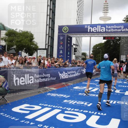 29.06.2025 - hella hamburg halbmarathon Michael Strokosch http://msf.ph/oto/8207574 29.06.2025 10:45:29 Ziel 1697, 2367, 2470, 3186, 5706, 9105, 11469, 12277, 12643, 14703, 16725, 17499, 18407, 18638 meine-sportfotos.de