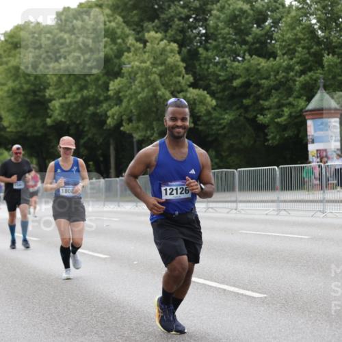 29.06.2025 - hella hamburg halbmarathon Jannik Wohlers http://msf.ph/oto/8207599 29.06.2025 10:26:09 Lombardsbrücke 1300, 2643, 4844, 6905, 7929, 8079, 8357, 8942, 9186, 11270, 12126, 13264, 14930, 15807, 16788, 17300, 17675, 18074, 18087 meine-sportfotos.de