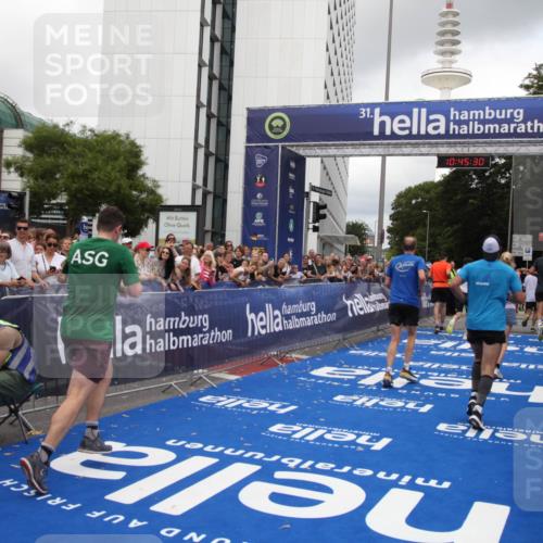 29.06.2025 - hella hamburg halbmarathon Michael Strokosch http://msf.ph/oto/8207601 29.06.2025 10:45:29 Ziel 1697, 2367, 2470, 3186, 5706, 9105, 11469, 12277, 12643, 14703, 16725, 17499, 18407, 18638 meine-sportfotos.de
