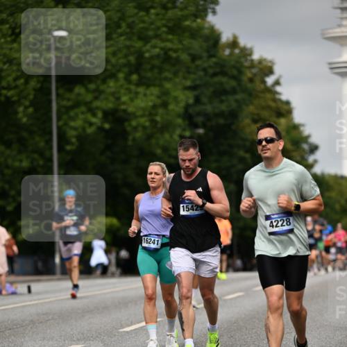 29.06.2025 - hella hamburg halbmarathon Dr. Thomas Lammeyer http://msf.ph/oto/8207608 29.06.2025 10:12:10 Kennedybrücke 1079, 1173, 1427, 2032, 3328, 3922, 4228, 4864, 5347, 6100, 7019, 7476, 9071, 9338 meine-sportfotos.de