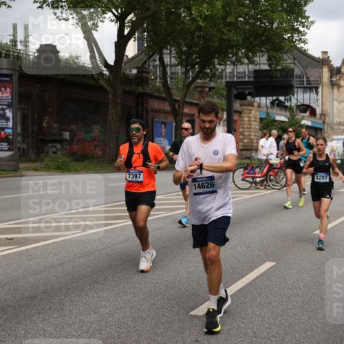 29.06.2025 - hella hamburg halbmarathon Yannick Fuchs http://msf.ph/oto/8207618 29.06.2025 10:44:57 20KM 1461, 1466, 1750, 1817, 2207, 2411, 2540, 2880, 3654, 4077, 4816, 5018, 5115, 6027, 6712, 7052, 7134, 7369, 7397, 7583, 7930, 7932, 8117, 8205, 8261, 8819, 9057, 10215, 11214, 11422, 12016, 12778, 12949, 13687, 13701, 13808, 13875, 14034, 14125, 14626, 15362, 15395, 15720, 16285, 16291, 17129, 17179, 17221, 17823, 18006, 18182, 18394, 18413, 18489 meine-sportfotos.de