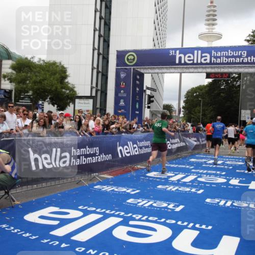 29.06.2025 - hella hamburg halbmarathon Michael Strokosch http://msf.ph/oto/8207628 29.06.2025 10:45:30 Ziel 1697, 2367, 2470, 3186, 11469, 12277, 12643, 14703, 16725, 17499, 18407, 18638 meine-sportfotos.de