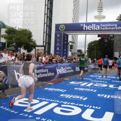 29.06.2025 - hella hamburg halbmarathon Michael Strokosch http://msf.ph/oto/8207656 29.06.2025 10:45:31 Ziel 1697, 3186, 6831, 11469, 12277, 12643, 14062, 14703, 16725, 17499, 18407, 18638 meine-sportfotos.de