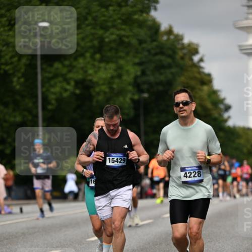29.06.2025 - hella hamburg halbmarathon Dr. Thomas Lammeyer http://msf.ph/oto/8207675 29.06.2025 10:12:11 Kennedybrücke 1079, 1173, 1427, 2032, 3328, 3922, 4228, 4864, 5347, 6100, 7019, 7476, 9071, 9338 meine-sportfotos.de