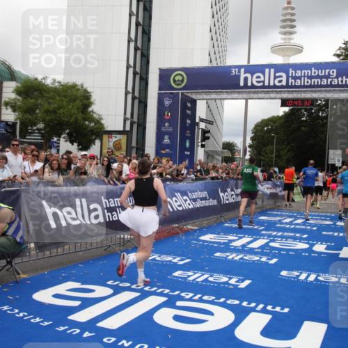 29.06.2025 - hella hamburg halbmarathon Michael Strokosch http://msf.ph/oto/8207686 29.06.2025 10:45:31 Ziel 1697, 3186, 6831, 11469, 12277, 12643, 14062, 14703, 16725, 17499, 18407, 18638 meine-sportfotos.de