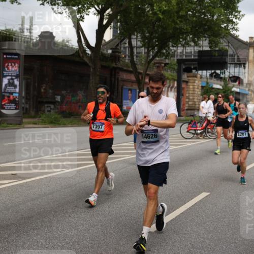 29.06.2025 - hella hamburg halbmarathon Yannick Fuchs http://msf.ph/oto/8207690 29.06.2025 10:44:57 20KM 1461, 1466, 1750, 1817, 2207, 2411, 2540, 2880, 3654, 4077, 4816, 5018, 5115, 6027, 6712, 7052, 7134, 7369, 7397, 7583, 7930, 7932, 8117, 8205, 8261, 8819, 9057, 10215, 11214, 11422, 12016, 12778, 12949, 13687, 13701, 13808, 13875, 14034, 14125, 14626, 15362, 15395, 15720, 16285, 16291, 17129, 17179, 17221, 17823, 18006, 18182, 18394, 18413, 18489 meine-sportfotos.de
